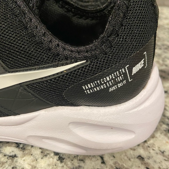 Nike Training Women’s Tennis Shoes - size 7 - Black and White - Picture 5 of 10